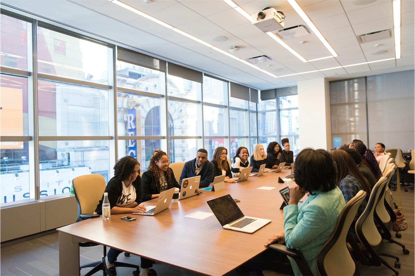 Un groupe d'apprenants réunis autour d'une table pendant une formation